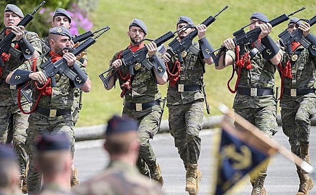 Imagen. Miembros del Cabo Noval, durante el desfile.