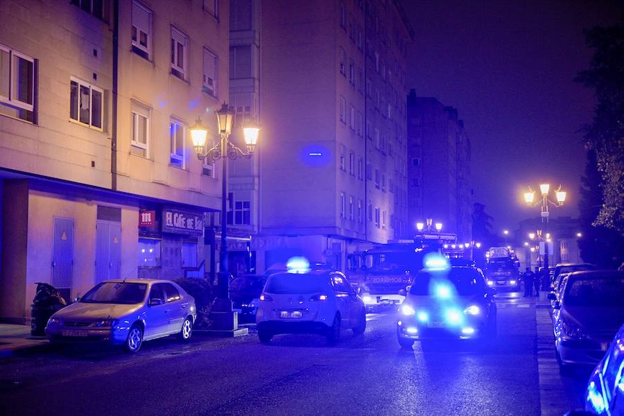 El humo se extendió rápidamente y obligó a los bomberos a desalojar los edificios colindantes