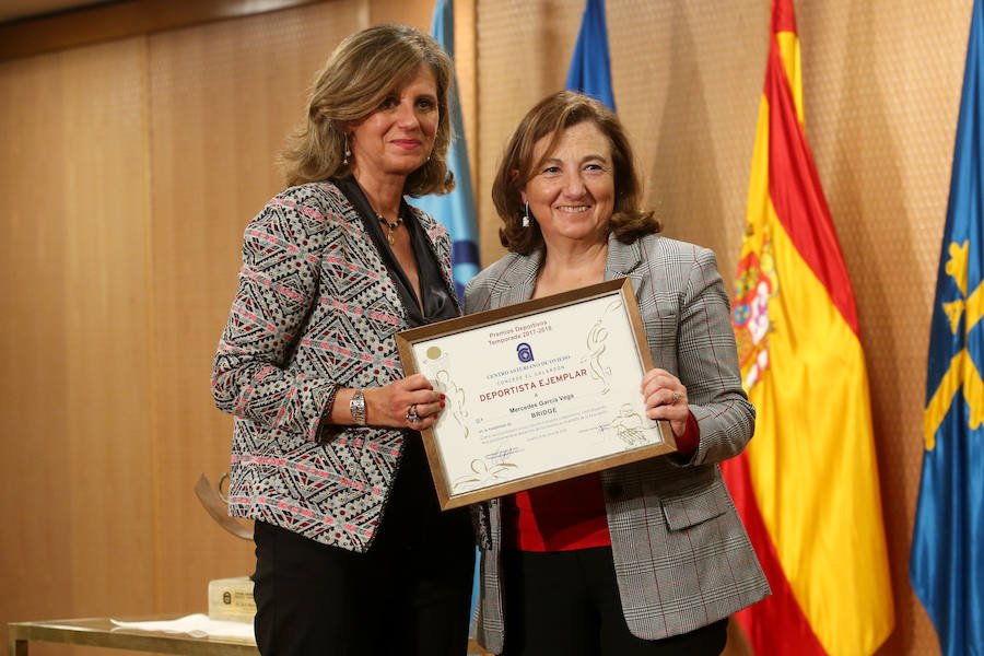 El presidente del Club Balonmano Base Oviedo recibe el galardón Amor al Deporte