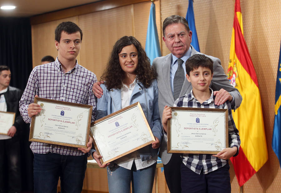 El presidente del Club Balonmano Base Oviedo recibe el galardón Amor al Deporte