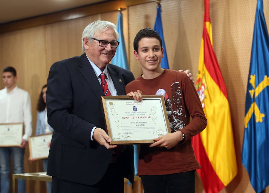 El presidente del Club Balonmano Base Oviedo recibe el galardón Amor al Deporte