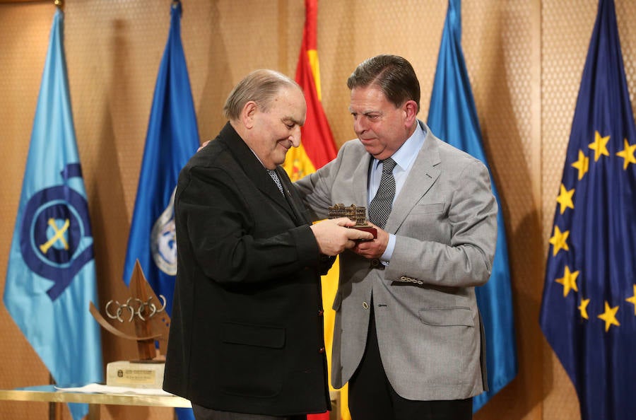El presidente del Club Balonmano Base Oviedo recibe el galardón Amor al Deporte