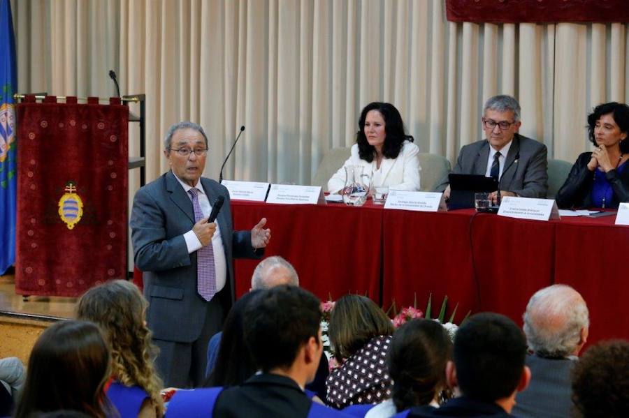 En el acto también se han entregado reconocimientos a los profesores jubilados este curso académico y se han impuesto las becas a los estudiantes que se gradúan este curso