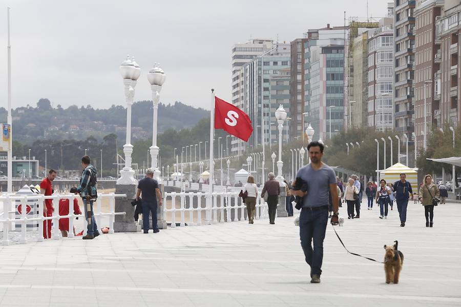 La aparición de una nueva mancha de vertido en la desembocadura del río Piles y ratas muertas en la arena de San Lorenzo ha obligado a izar de nuevo la bandera roja en el arenal gijonés. 