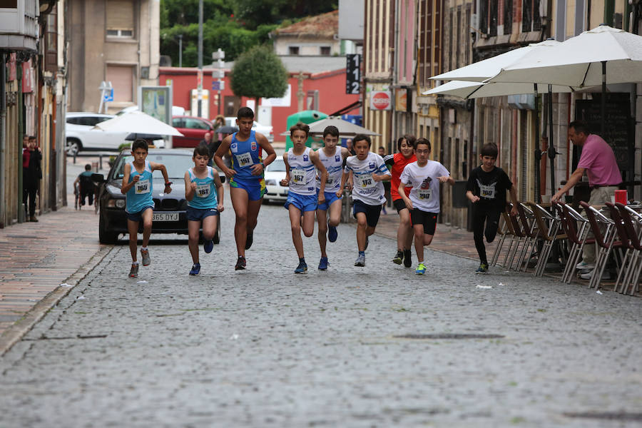 Un millar de atletas se dieron cita en una carrera marcada por la lluvia