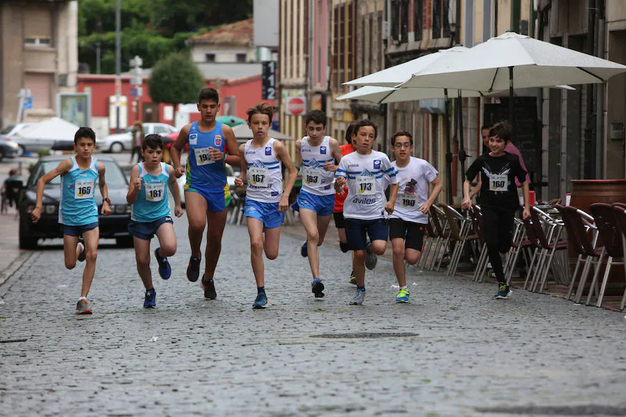 Un millar de atletas se dieron cita en una carrera marcada por la lluvia