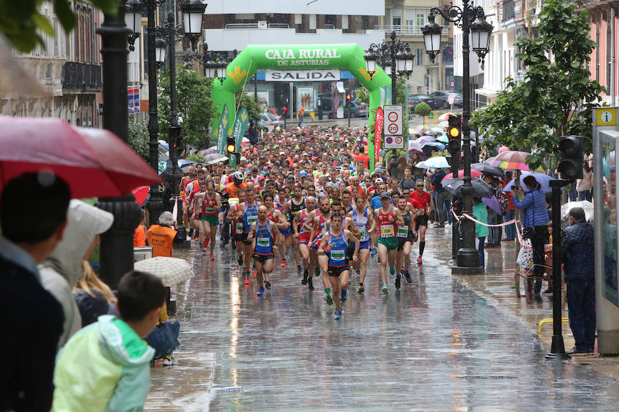 Un millar de atletas se dieron cita en una carrera marcada por la lluvia