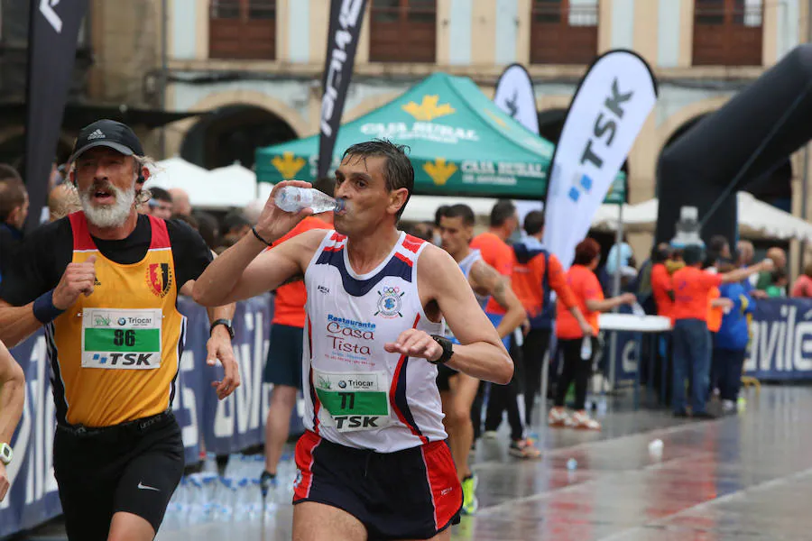 Un millar de atletas se dieron cita en una carrera marcada por la lluvia