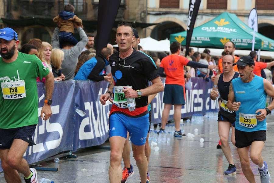 Un millar de atletas se dieron cita en una carrera marcada por la lluvia