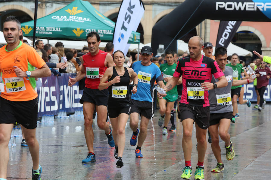 Un millar de atletas se dieron cita en una carrera marcada por la lluvia