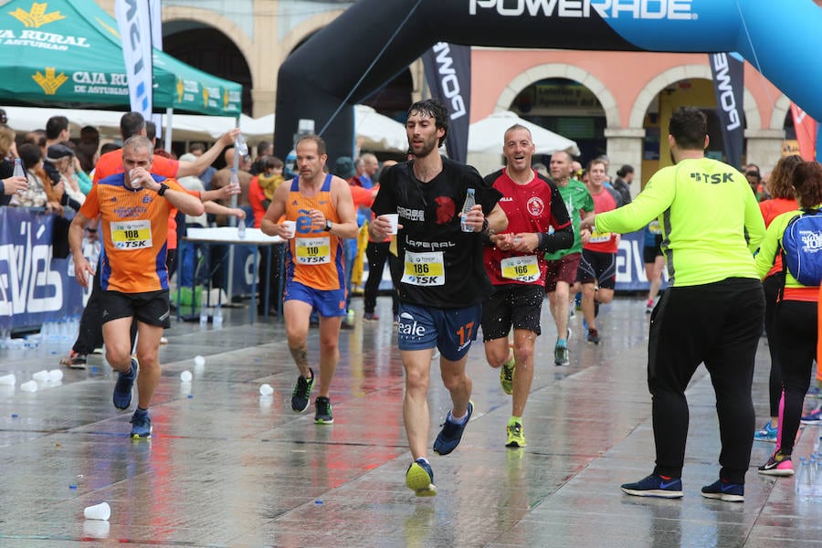 Un millar de atletas se dieron cita en una carrera marcada por la lluvia