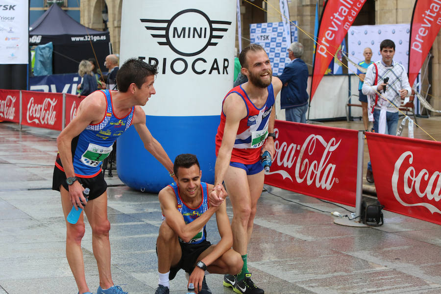 Un millar de atletas se dieron cita en una carrera marcada por la lluvia