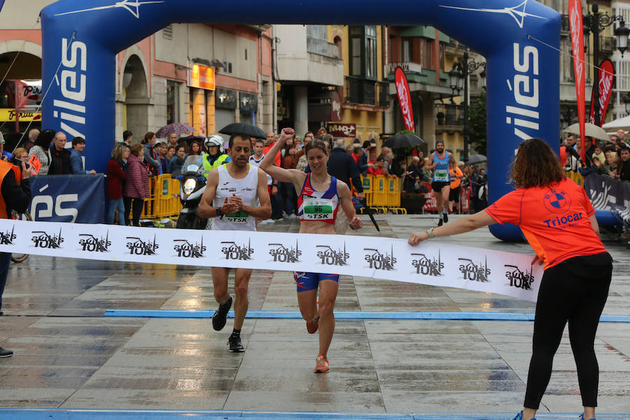 Un millar de atletas se dieron cita en una carrera marcada por la lluvia