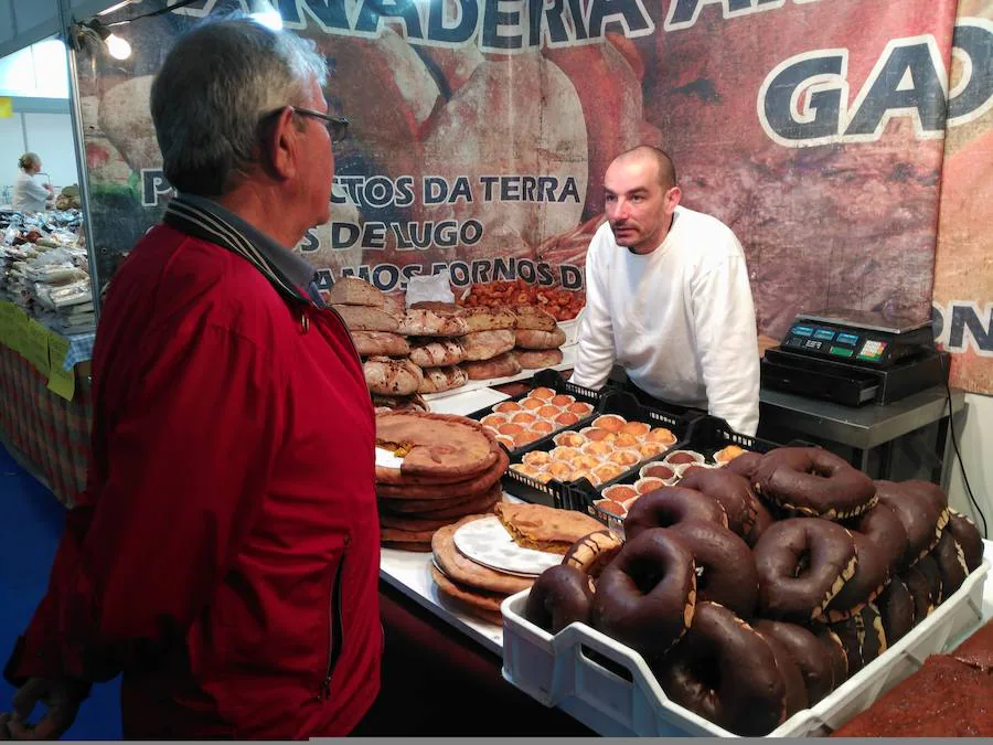 Cientos de personas disfrutan en Vegadeo de la LV Feria de Muestras, una de las citas más consolidadas de Asturias. Alimentación y textil, mobiliario y menaje son algunos de los productos que se han puesto a la venta en el recinto ferial de la villa.