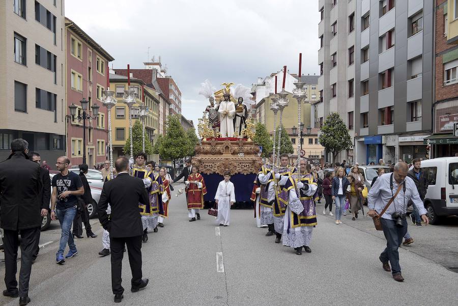 La Hermandad de los Estudiantes procesionó con la imagen de Jesús de la Sentencia por las calles de la capital asturiana