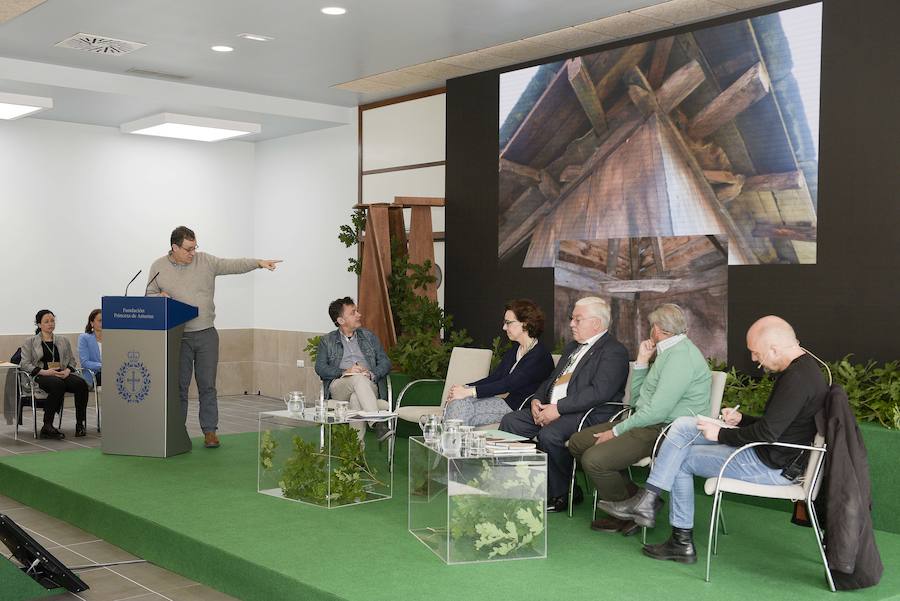 Representantes de todos los lugares reconocidos como Pueblo Ejemplar de Asturias se han dado cita en Bueño, galardonado en el año 2012, en el marco del encuentro que cada año promueve la Fundación Princesa de Asturias. Las palabras de la directora, Teresa Sanjurjo, y una ponencia sobre hórreos han abierto la jornada. 