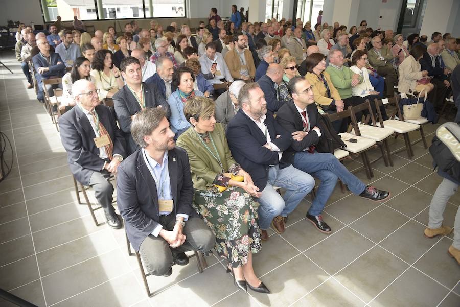 Representantes de todos los lugares reconocidos como Pueblo Ejemplar de Asturias se han dado cita en Bueño, galardonado en el año 2012, en el marco del encuentro que cada año promueve la Fundación Princesa de Asturias. Las palabras de la directora, Teresa Sanjurjo, y una ponencia sobre hórreos han abierto la jornada. 