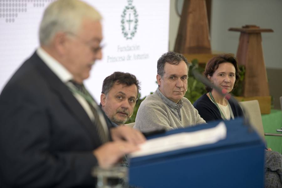 Representantes de todos los lugares reconocidos como Pueblo Ejemplar de Asturias se han dado cita en Bueño, galardonado en el año 2012, en el marco del encuentro que cada año promueve la Fundación Princesa de Asturias. Las palabras de la directora, Teresa Sanjurjo, y una ponencia sobre hórreos han abierto la jornada. 