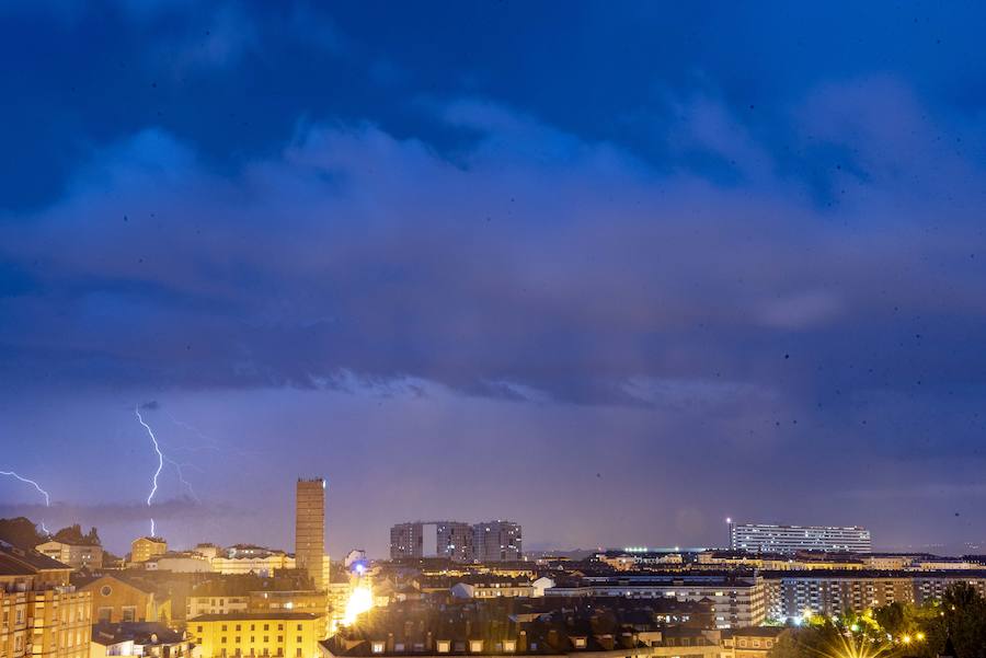 Desde última hora de la tarde la lluvia y los relámpagos se han convertido en protagonistas en buena parte del Principado