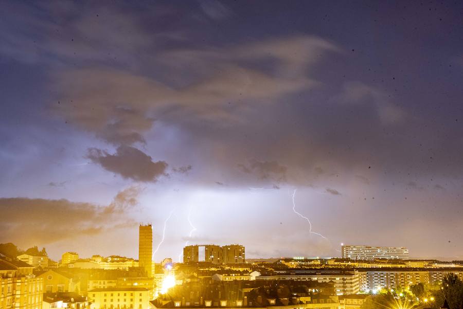 Desde última hora de la tarde la lluvia y los relámpagos se han convertido en protagonistas en buena parte del Principado