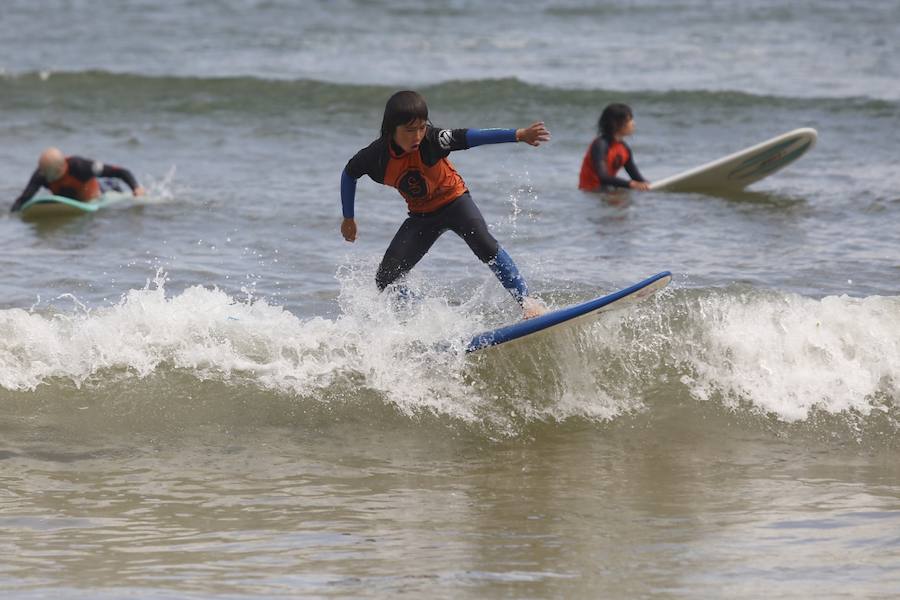 Tras dos días cerrada por vertidos, el Ayuntamiento de Gijón ha izado la bandera verde en la playa de San Lorenzo en un día de tiempo agradable que ha animado a numerosos vecinos y visitantes a acercarse al arenal.