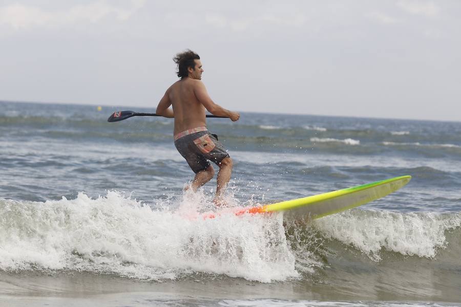 Tras dos días cerrada por vertidos, el Ayuntamiento de Gijón ha izado la bandera verde en la playa de San Lorenzo en un día de tiempo agradable que ha animado a numerosos vecinos y visitantes a acercarse al arenal.