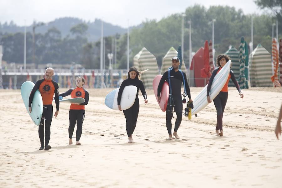 Tras dos días cerrada por vertidos, el Ayuntamiento de Gijón ha izado la bandera verde en la playa de San Lorenzo en un día de tiempo agradable que ha animado a numerosos vecinos y visitantes a acercarse al arenal.