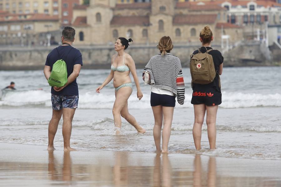 Tras dos días cerrada por vertidos, el Ayuntamiento de Gijón ha izado la bandera verde en la playa de San Lorenzo en un día de tiempo agradable que ha animado a numerosos vecinos y visitantes a acercarse al arenal.