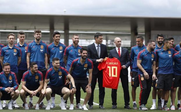 Pedro Sánchez, durante su visita a la Ciudad del Fútbol de Las Rozas. 