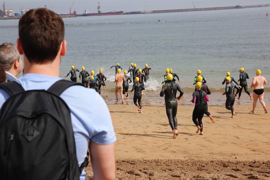 Un total de 450 deportistas se han dado cita en el Santander Triatlón Series, disputado en la zona de la playa de Poniente. Es una de las pruebas puntuables de la Liga del Academia Civil-CNSO.