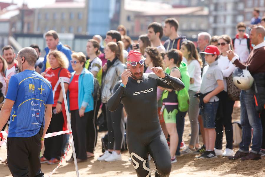 Un total de 450 deportistas se han dado cita en el Santander Triatlón Series, disputado en la zona de la playa de Poniente. Es una de las pruebas puntuables de la Liga del Academia Civil-CNSO.