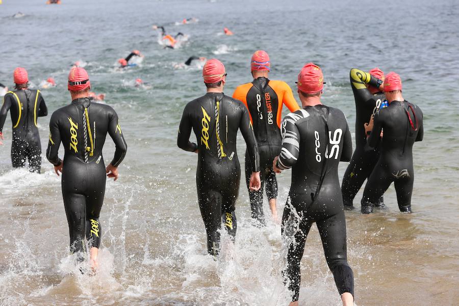 Un total de 450 deportistas se han dado cita en el Santander Triatlón Series, disputado en la zona de la playa de Poniente. Es una de las pruebas puntuables de la Liga del Academia Civil-CNSO.