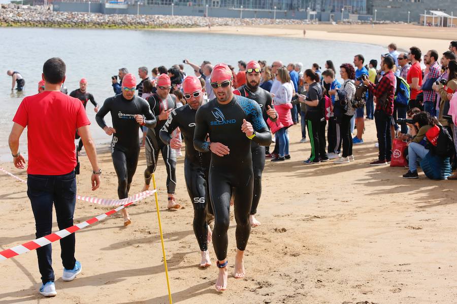 Un total de 450 deportistas se han dado cita en el Santander Triatlón Series, disputado en la zona de la playa de Poniente. Es una de las pruebas puntuables de la Liga del Academia Civil-CNSO.