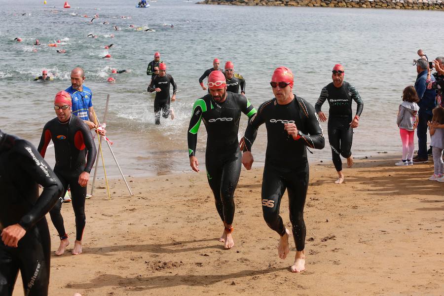 Un total de 450 deportistas se han dado cita en el Santander Triatlón Series, disputado en la zona de la playa de Poniente. Es una de las pruebas puntuables de la Liga del Academia Civil-CNSO.