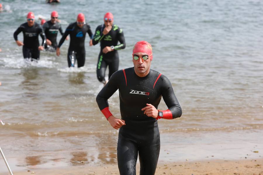 Un total de 450 deportistas se han dado cita en el Santander Triatlón Series, disputado en la zona de la playa de Poniente. Es una de las pruebas puntuables de la Liga del Academia Civil-CNSO.