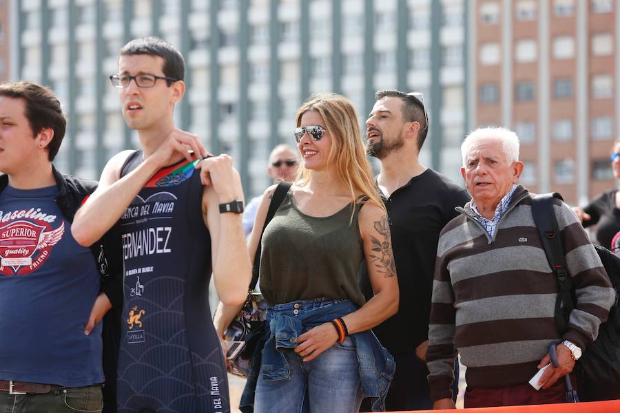 Un total de 450 deportistas se han dado cita en el Santander Triatlón Series, disputado en la zona de la playa de Poniente. Es una de las pruebas puntuables de la Liga del Academia Civil-CNSO.