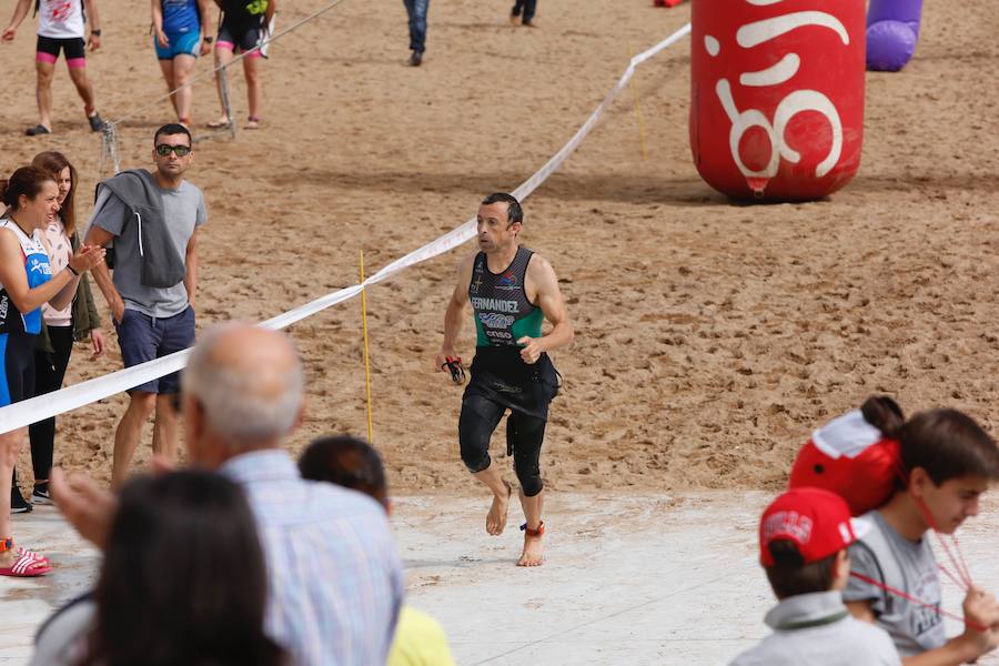 Un total de 450 deportistas se han dado cita en el Santander Triatlón Series, disputado en la zona de la playa de Poniente. Es una de las pruebas puntuables de la Liga del Academia Civil-CNSO.