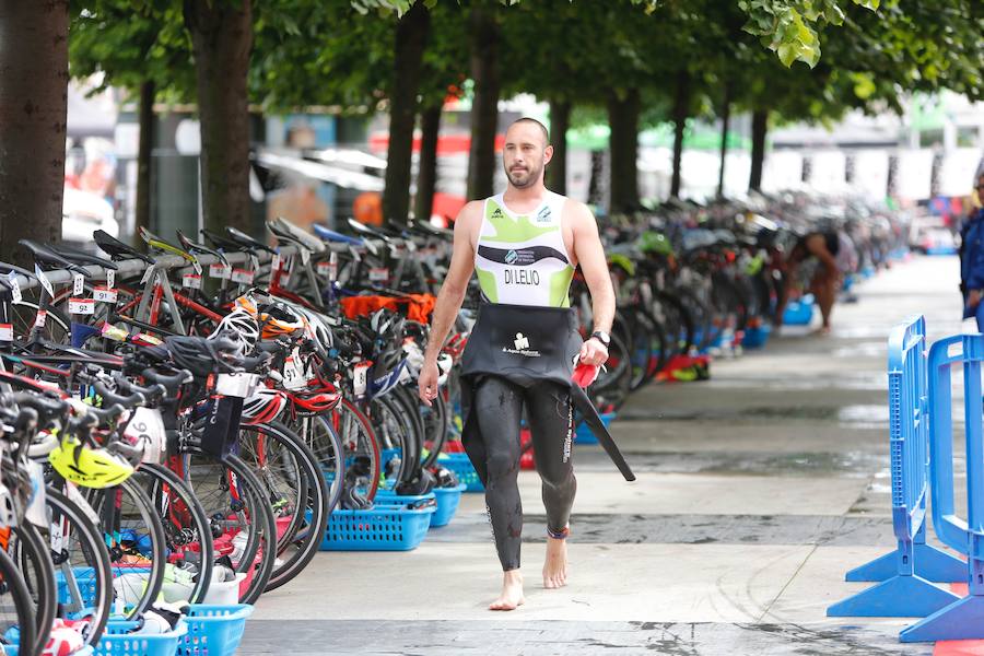 Un total de 450 deportistas se han dado cita en el Santander Triatlón Series, disputado en la zona de la playa de Poniente. Es una de las pruebas puntuables de la Liga del Academia Civil-CNSO.