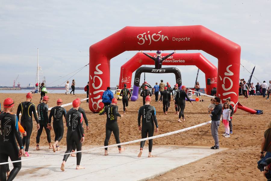 Un total de 450 deportistas se han dado cita en el Santander Triatlón Series, disputado en la zona de la playa de Poniente. Es una de las pruebas puntuables de la Liga del Academia Civil-CNSO.