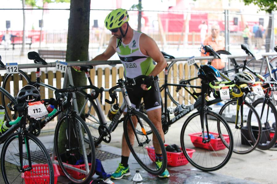 Un total de 450 deportistas se han dado cita en el Santander Triatlón Series, disputado en la zona de la playa de Poniente. Es una de las pruebas puntuables de la Liga del Academia Civil-CNSO.