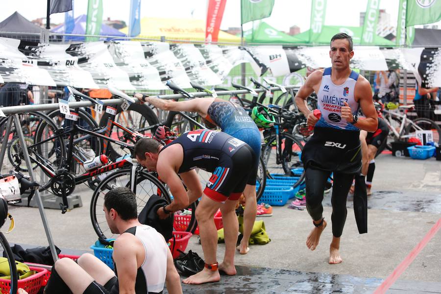 Un total de 450 deportistas se han dado cita en el Santander Triatlón Series, disputado en la zona de la playa de Poniente. Es una de las pruebas puntuables de la Liga del Academia Civil-CNSO.