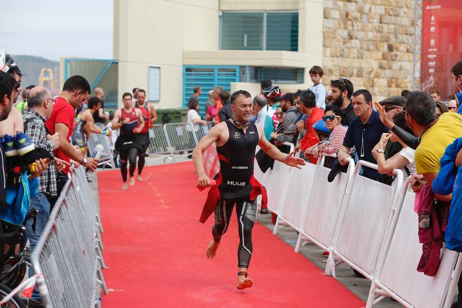 Un total de 450 deportistas se han dado cita en el Santander Triatlón Series, disputado en la zona de la playa de Poniente. Es una de las pruebas puntuables de la Liga del Academia Civil-CNSO.