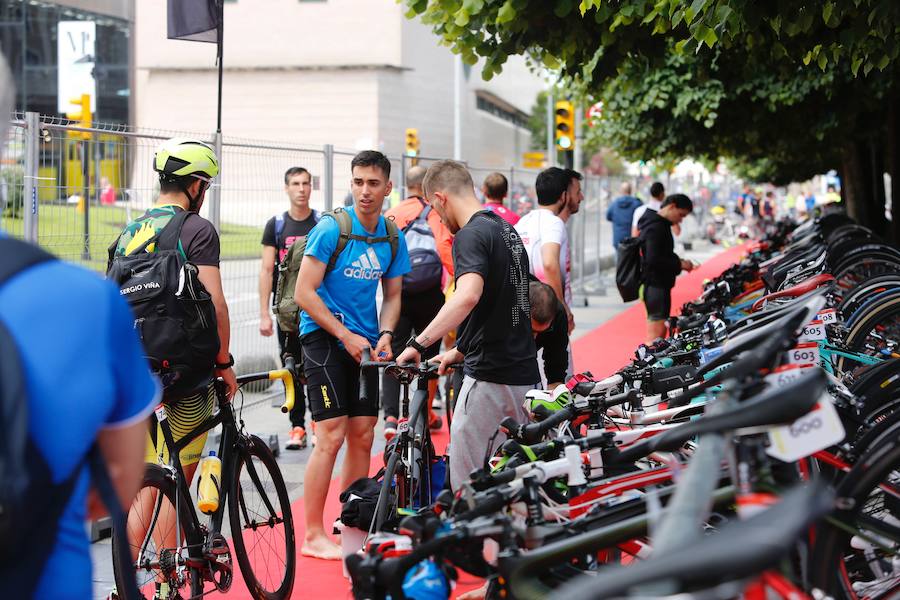 Un total de 450 deportistas se han dado cita en el Santander Triatlón Series, disputado en la zona de la playa de Poniente. Es una de las pruebas puntuables de la Liga del Academia Civil-CNSO.