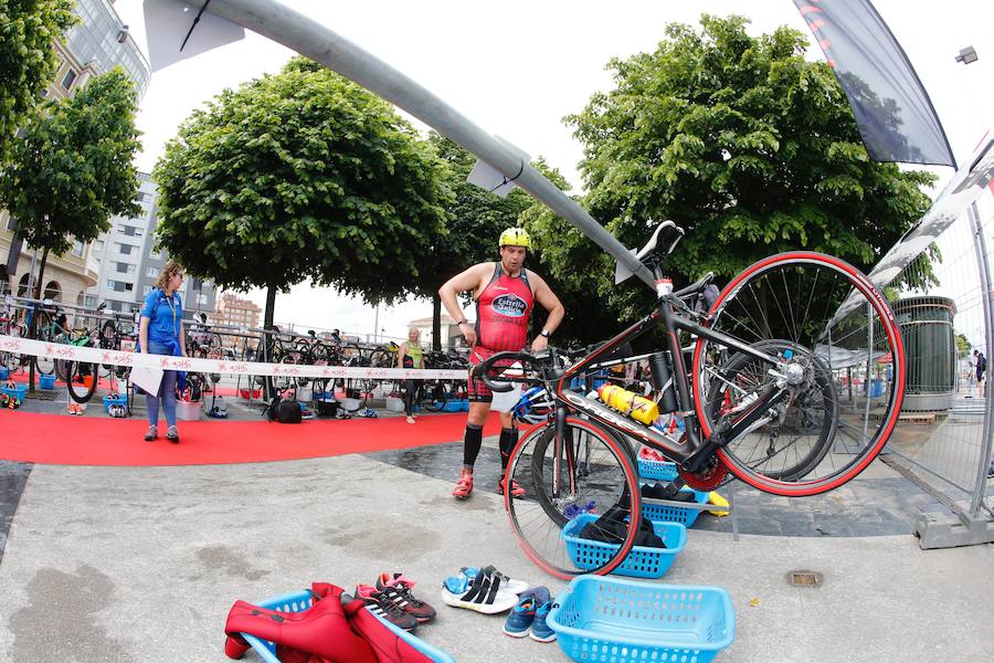 Un total de 450 deportistas se han dado cita en el Santander Triatlón Series, disputado en la zona de la playa de Poniente. Es una de las pruebas puntuables de la Liga del Academia Civil-CNSO.