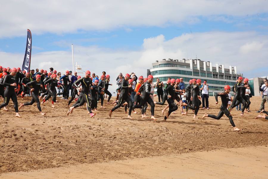 Un total de 450 deportistas se han dado cita en el Santander Triatlón Series, disputado en la zona de la playa de Poniente. Es una de las pruebas puntuables de la Liga del Academia Civil-CNSO.