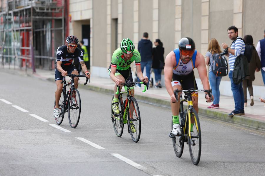 Un total de 450 deportistas se han dado cita en el Santander Triatlón Series, disputado en la zona de la playa de Poniente. Es una de las pruebas puntuables de la Liga del Academia Civil-CNSO.