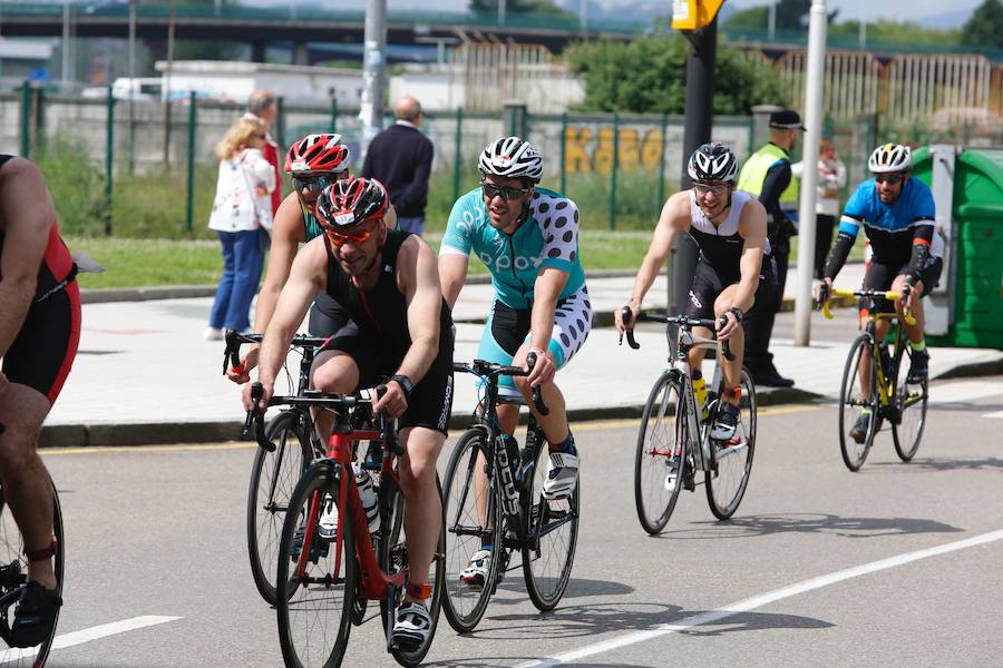 Un total de 450 deportistas se han dado cita en el Santander Triatlón Series, disputado en la zona de la playa de Poniente. Es una de las pruebas puntuables de la Liga del Academia Civil-CNSO.