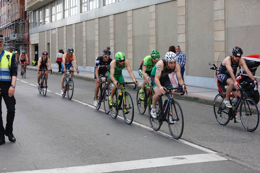 Un total de 450 deportistas se han dado cita en el Santander Triatlón Series, disputado en la zona de la playa de Poniente. Es una de las pruebas puntuables de la Liga del Academia Civil-CNSO.