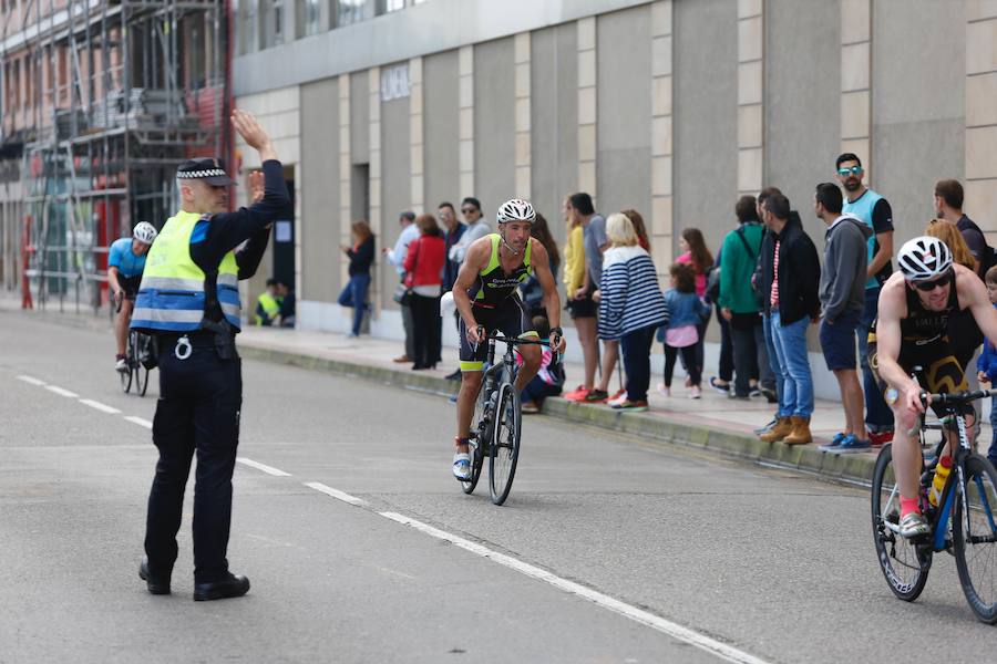 Un total de 450 deportistas se han dado cita en el Santander Triatlón Series, disputado en la zona de la playa de Poniente. Es una de las pruebas puntuables de la Liga del Academia Civil-CNSO.