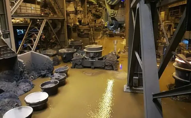 La inundación en Arcelor obliga a parar la acería y los hornos de forma alterna varios días
